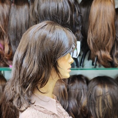 פאה מחודשת יד שנייה משיער טבעי קאסטם – קצרה ומדורגת עם פוני #1617