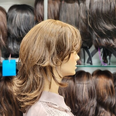 Perruque d’occasion rénovée en cheveux naturels – courte, dégradée avec frange #2370