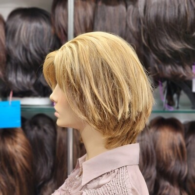 Perruque courte en cheveux naturels sur une tête de mannequin – #1636