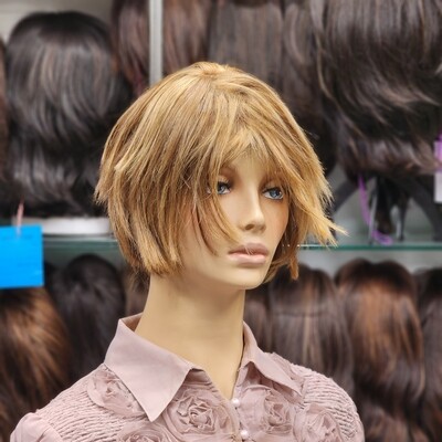 Perruque d’occasion rénovée en cheveux naturels – courte, dégradée avec frange #2533