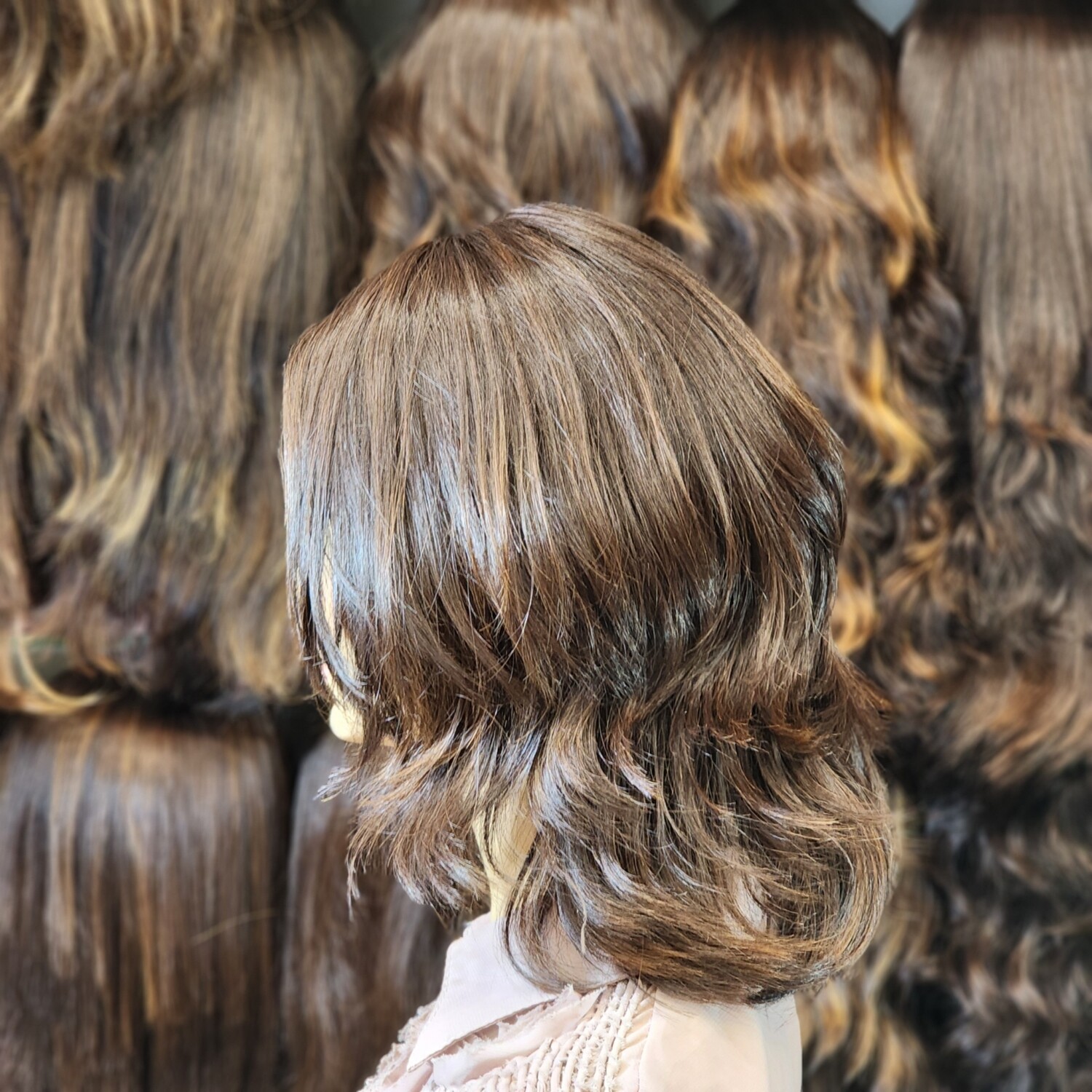פאה קצרה, מדורגת וגלית משיער טבעי על ראש בובה – #2553