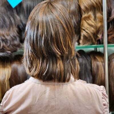 Perruque d’occasion rénovée en cheveux naturels – courte, dégradée avec frange #1826