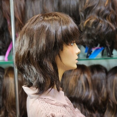 Perruque courte dégradée avec frange en cheveux naturels sur une tête de mannequin – #2868