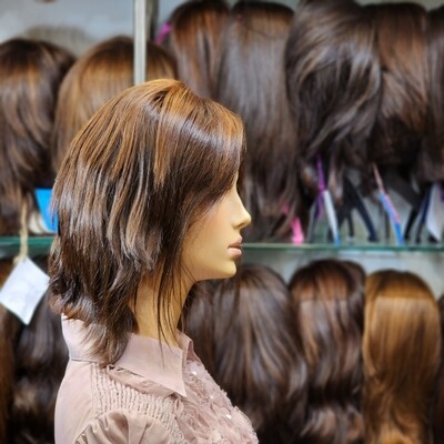 Perruque d’occasion rénovée en cheveux naturels – courte, dégradée, ondulée #2613