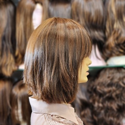Perruque d’occasion rénovée en cheveux naturels – courte avec frange #1853