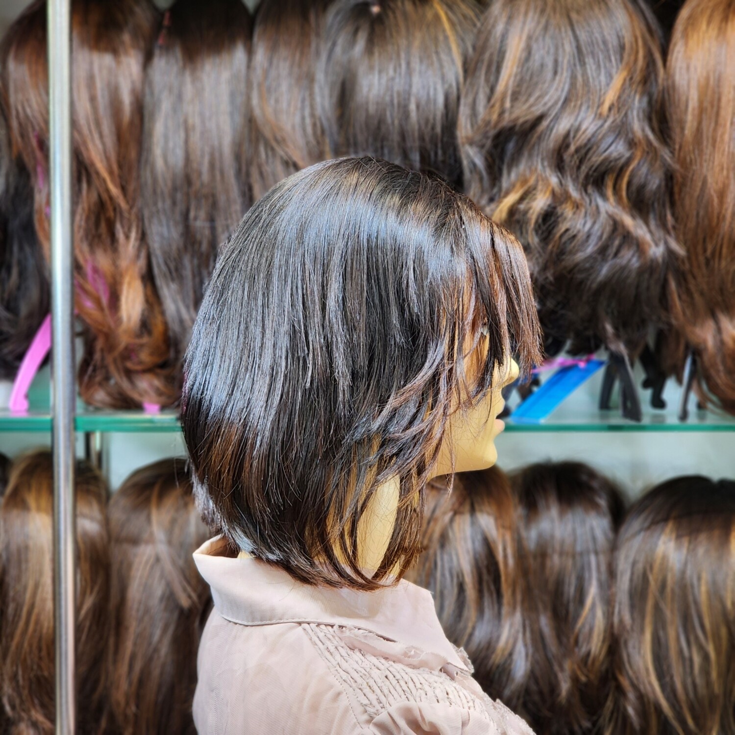 Perruque courte en cheveux naturels sur une tête de mannequin – #1302