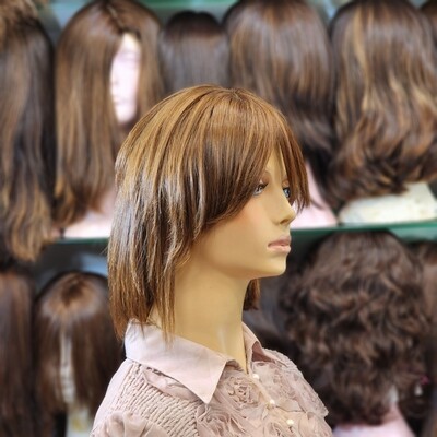 Perruque d’occasion rénovée en cheveux naturels – courte, dégradée avec frange #1263