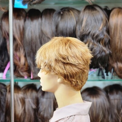 Perruque synthétique (courte, dégradée, avec frange) sur une tête de mannequin, vue de profil – #2754