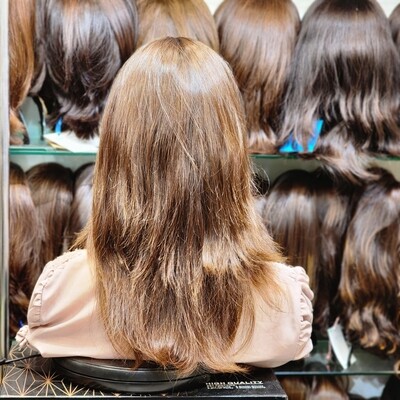 Perruque bandeau en cheveux naturels (longue, châtain) sur une tête de mannequin – #2944