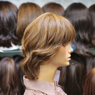 Perruque en cheveux naturels (courte, ondulée, claire) sur une tête de mannequin – #2975