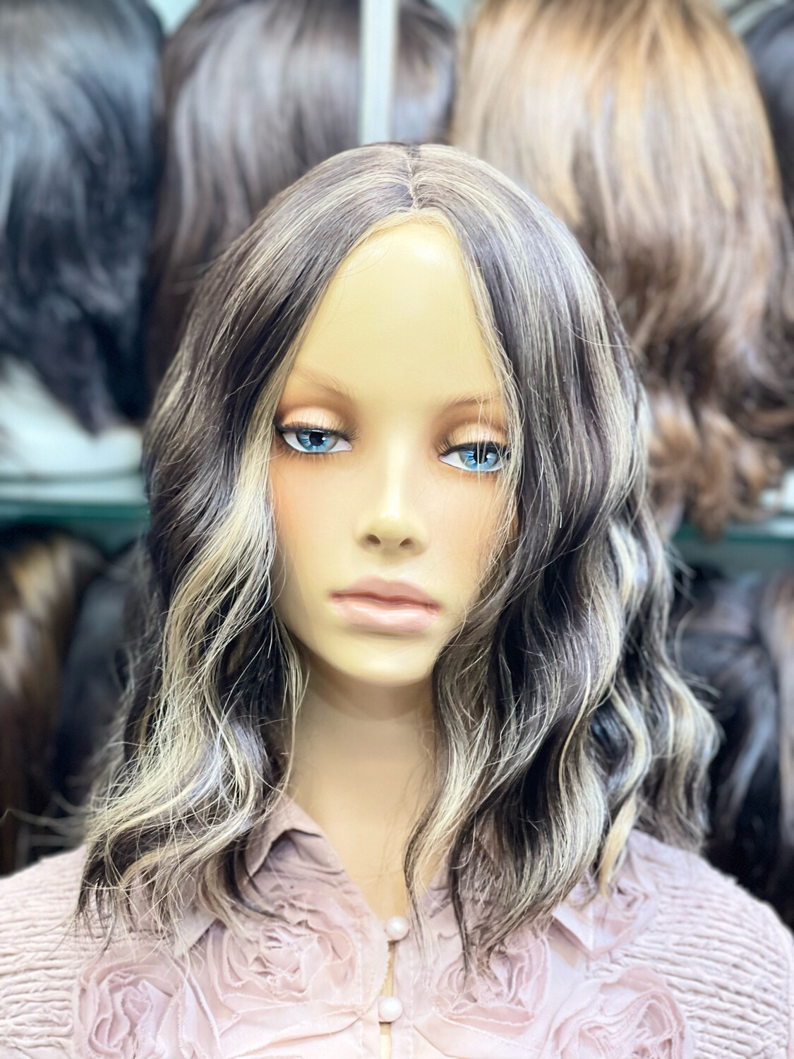 Perruque synthétique neuve (mi-longue, ondulée) sur une tête de mannequin, vue de face – #3000