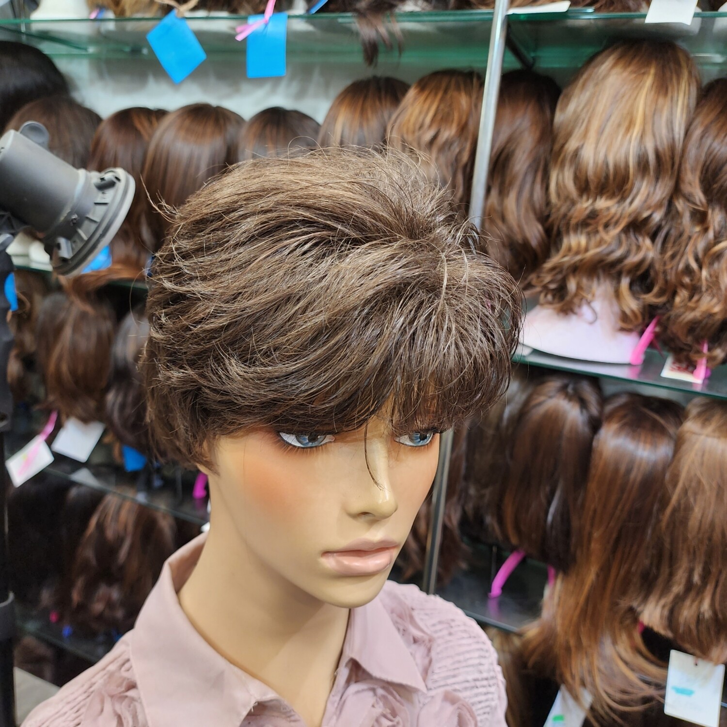 Perruque synthétique (courte, dégradée, ondulée) sur une tête de mannequin – #3004