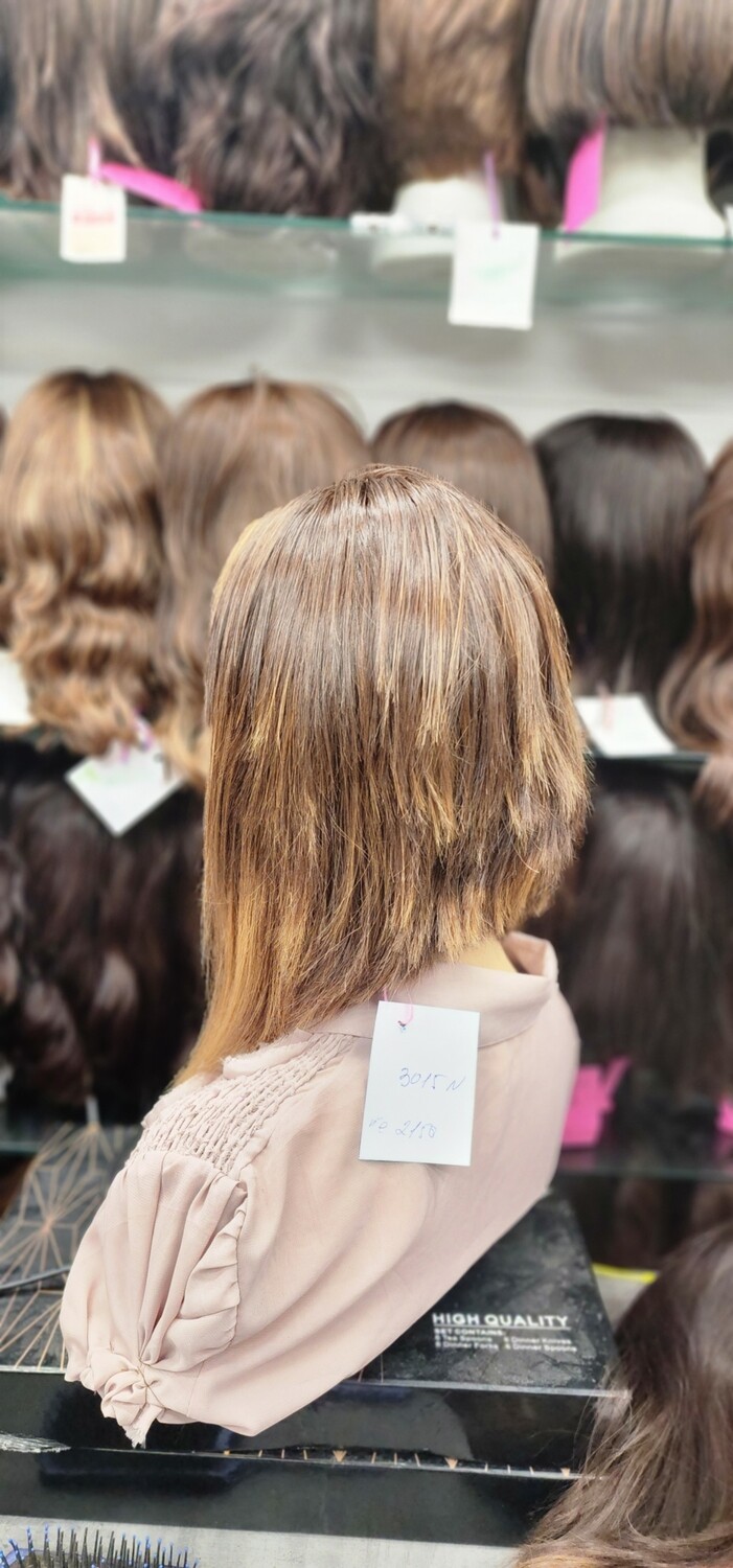 Perruque (courte, sans frange) sur une tête de mannequin – #3015