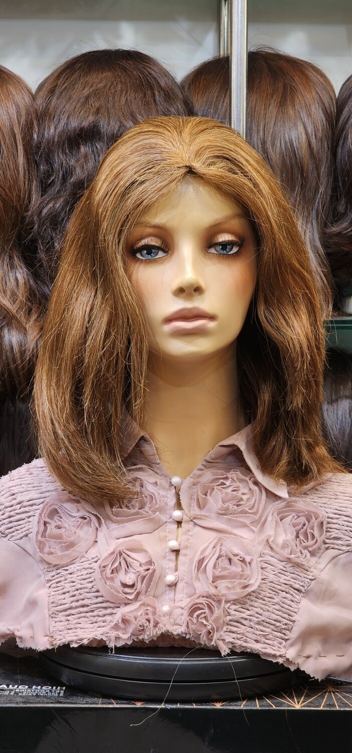 Perruque en cheveux naturels (ondulée) sur une tête de mannequin – #3046