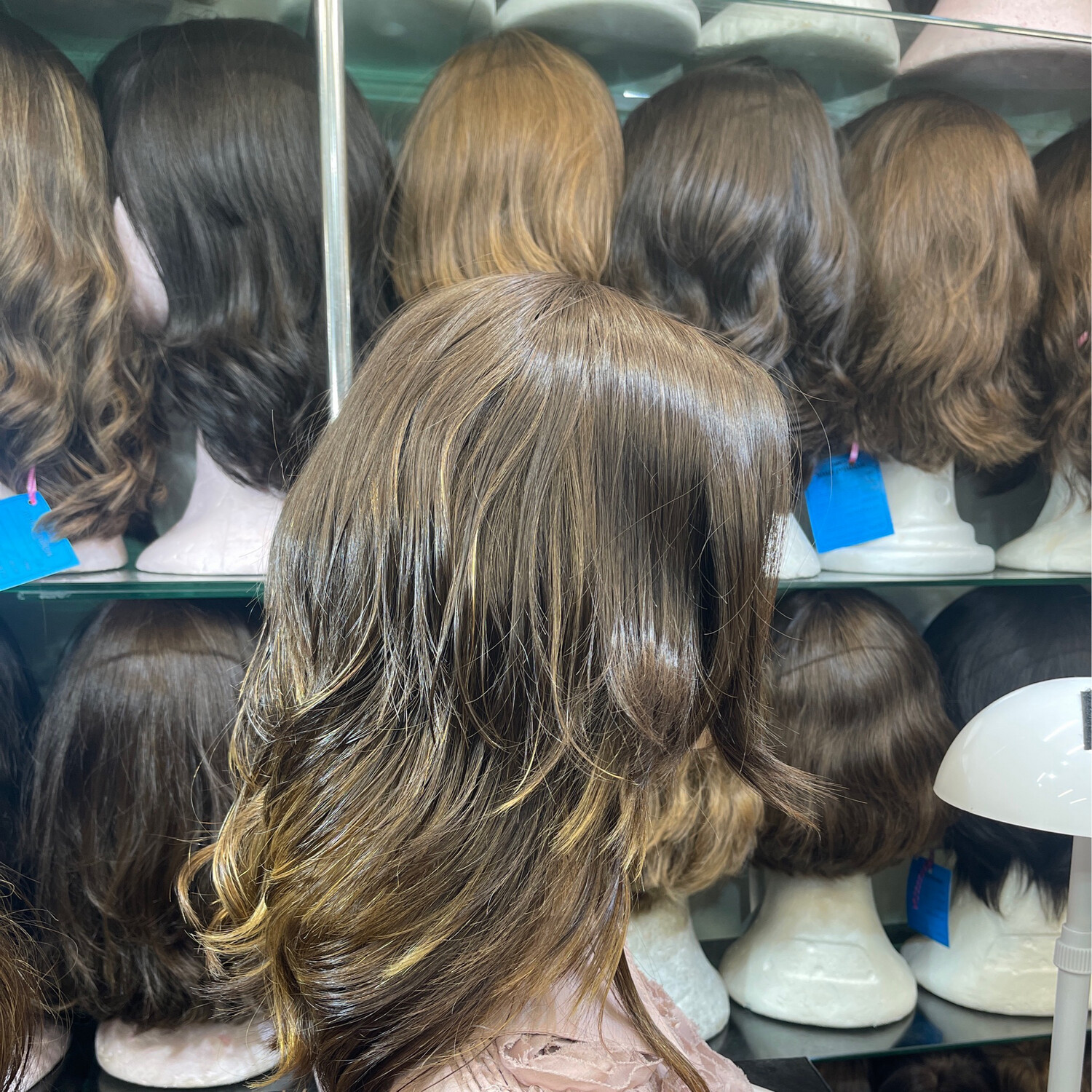 פאה מדורגת וגלית באורך בינוני, במבט מהצד ומאחור על ראש בובה – #3116