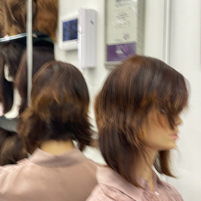 Perruque d’occasion rénovée en cheveux naturels – courte, dégradée, avec frange #3189
