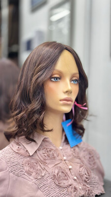 Perruque neuve en cheveux naturels (ondulée) sur une tête de mannequin – #3281
