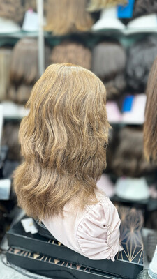 Perruque neuve en cheveux naturels (ondulée) sur une tête de mannequin – #3293R