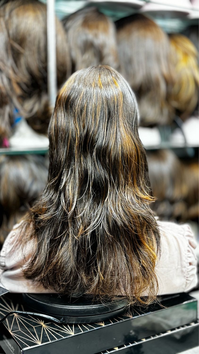 Perruque (longue, ondulée) sur une tête de mannequin – #3354