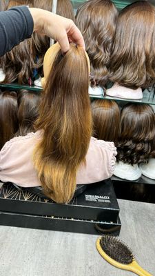 קוקו קליפס ארוך וחלק משיער טבעי, כהה עם קצוות בהירים, מוחזק ביד מעל ראש בובה – #3357