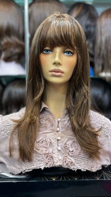 Perruque neuve en cheveux naturels (longue, dégradée, avec frange) sur une tête de mannequin – #3346R