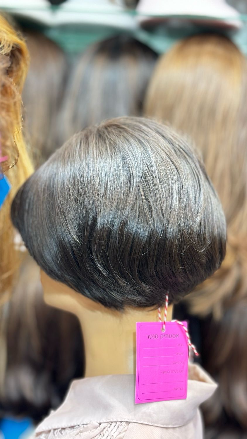 Perruque neuve en cheveux naturels (courte, foncée) sur une tête de mannequin – #3397