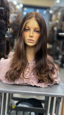 Perruque lace frontale en cheveux naturels (longue) sur une tête de mannequin – #3410