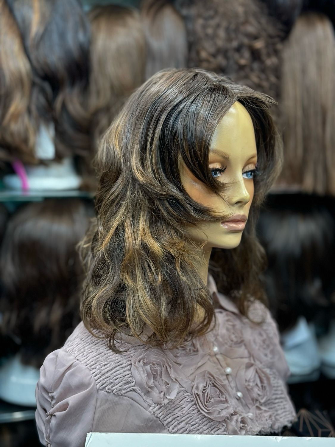 Perruque (bouclée) sur une tête de mannequin – #3416