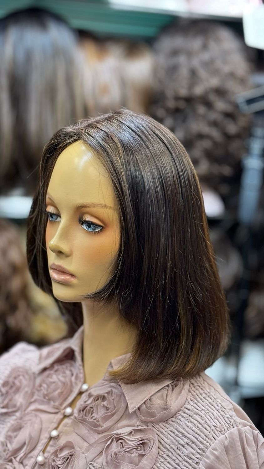 Perruque courte foncée sur une tête de mannequin – #3551