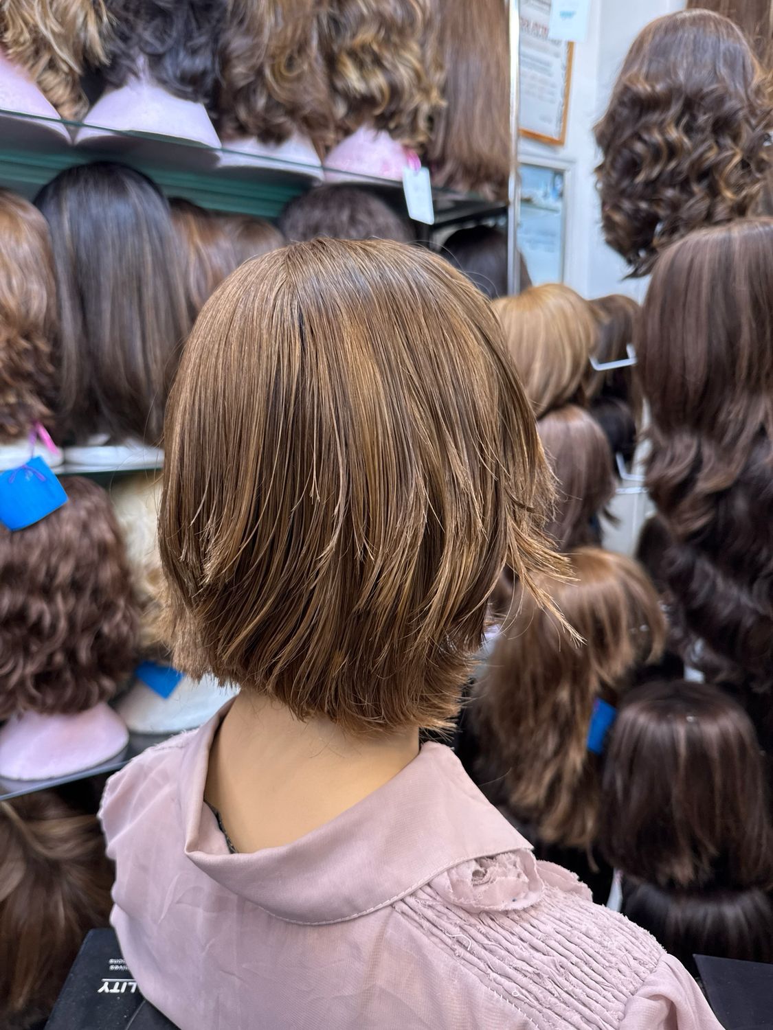 Perruque neuve en cheveux naturels (courte) sur une tête de mannequin – #3435