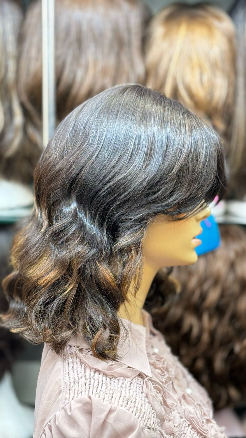 Perruque (courte, ondulée, foncée) sur une tête de mannequin – #3548