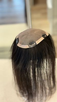 בסיס של טופר עם קליפסים, משיער טבעי ארוך וחלק בגוון כהה – #04098