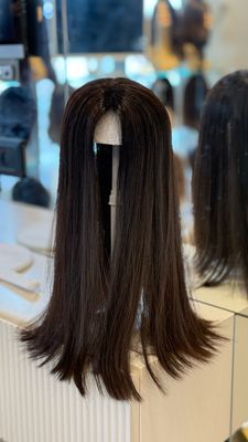 Topper sommet long à clips, cheveux naturels lisses, foncés – 41 cm #3534 Topper sommet long et lisse en cheveux naturels foncés sur un support – #3534