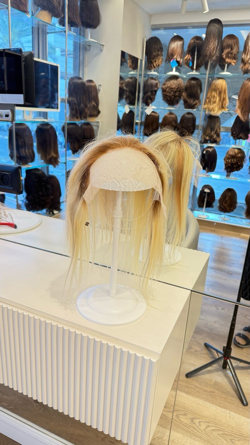Complément frontal en lace, clair et lisse, sur un support en boutique – #04145
