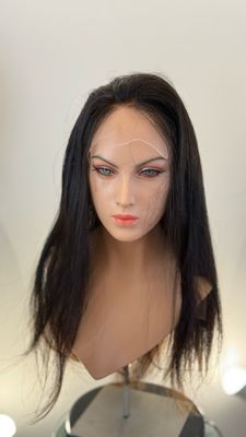 Perruque top lace neuve en cheveux naturels (longue, lisse, foncée à noire) sur une tête de mannequin – #3558R