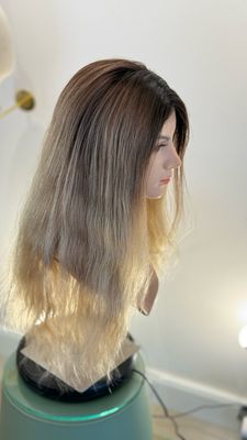 פאת מונו לייס חדשה ארוכה בגוון בלונד אומברה על ראש בובה – #R3556