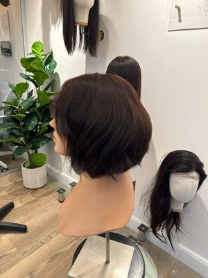 Парик из натуральных волос (короткий) на манекене — #3563