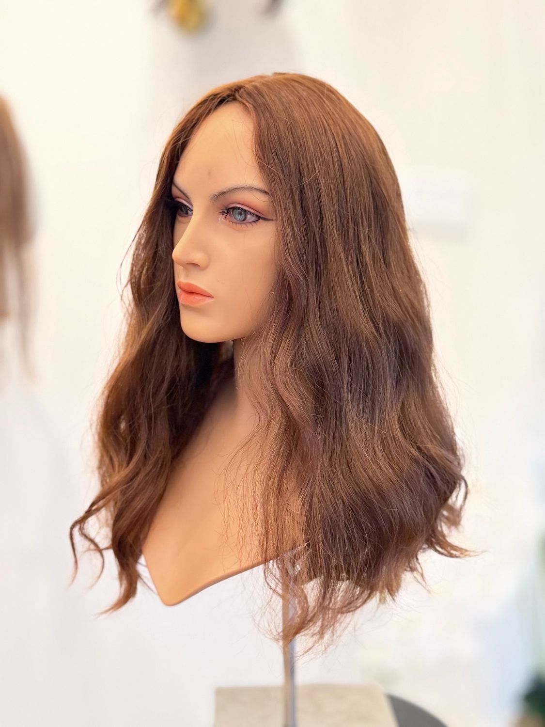 Perruque skin neuve en cheveux naturels (ondulée) sur une tête de mannequin – #3621