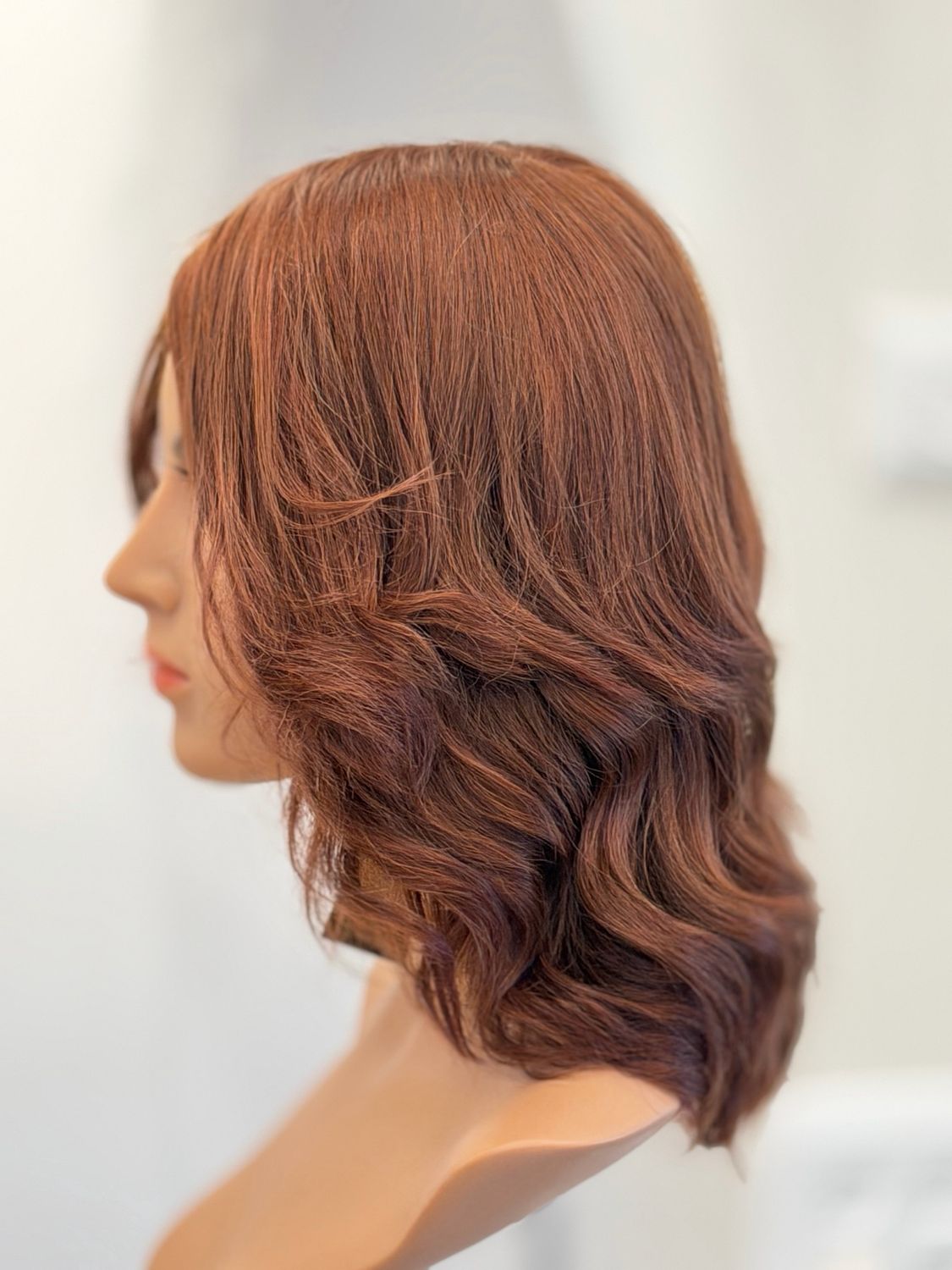 Perruque neuve en cheveux naturels (dégradée, ondulée, rousse) sur une tête de mannequin – #3625