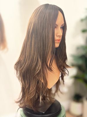 Perruque skin neuve en cheveux naturels (longue, dégradée, avec mèches) sur une tête de mannequin – #3636