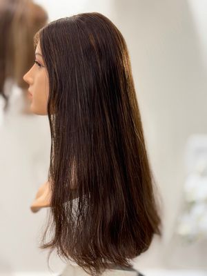 Perruque top lace en cheveux naturels (longue, lisse) sur une tête de mannequin – #3638