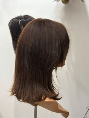 Perruque en cheveux naturels sur une tête de mannequin – #3652
