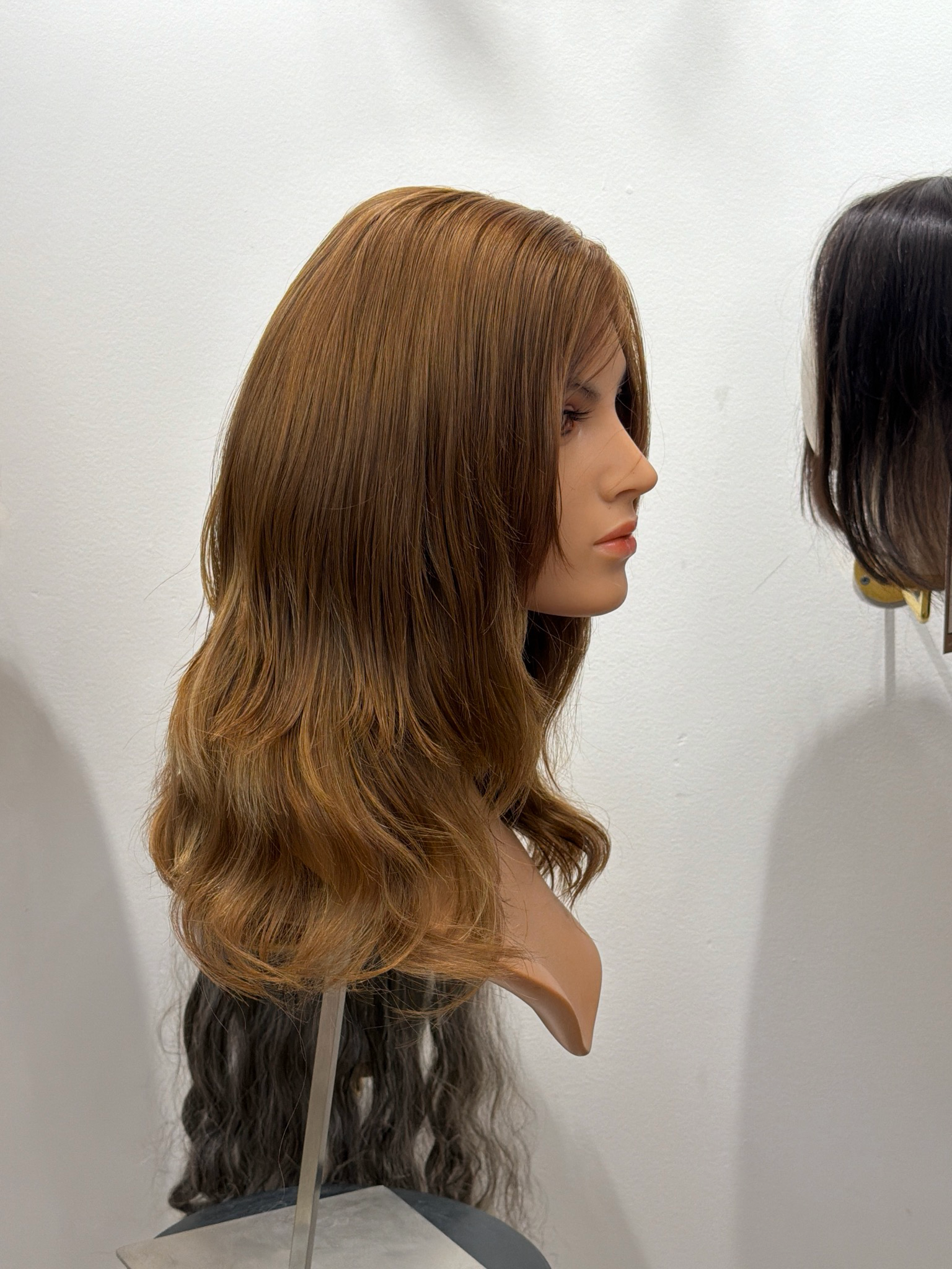 פאה טבעית מחודשת ארוכה יד שניה מעוצבת #3658