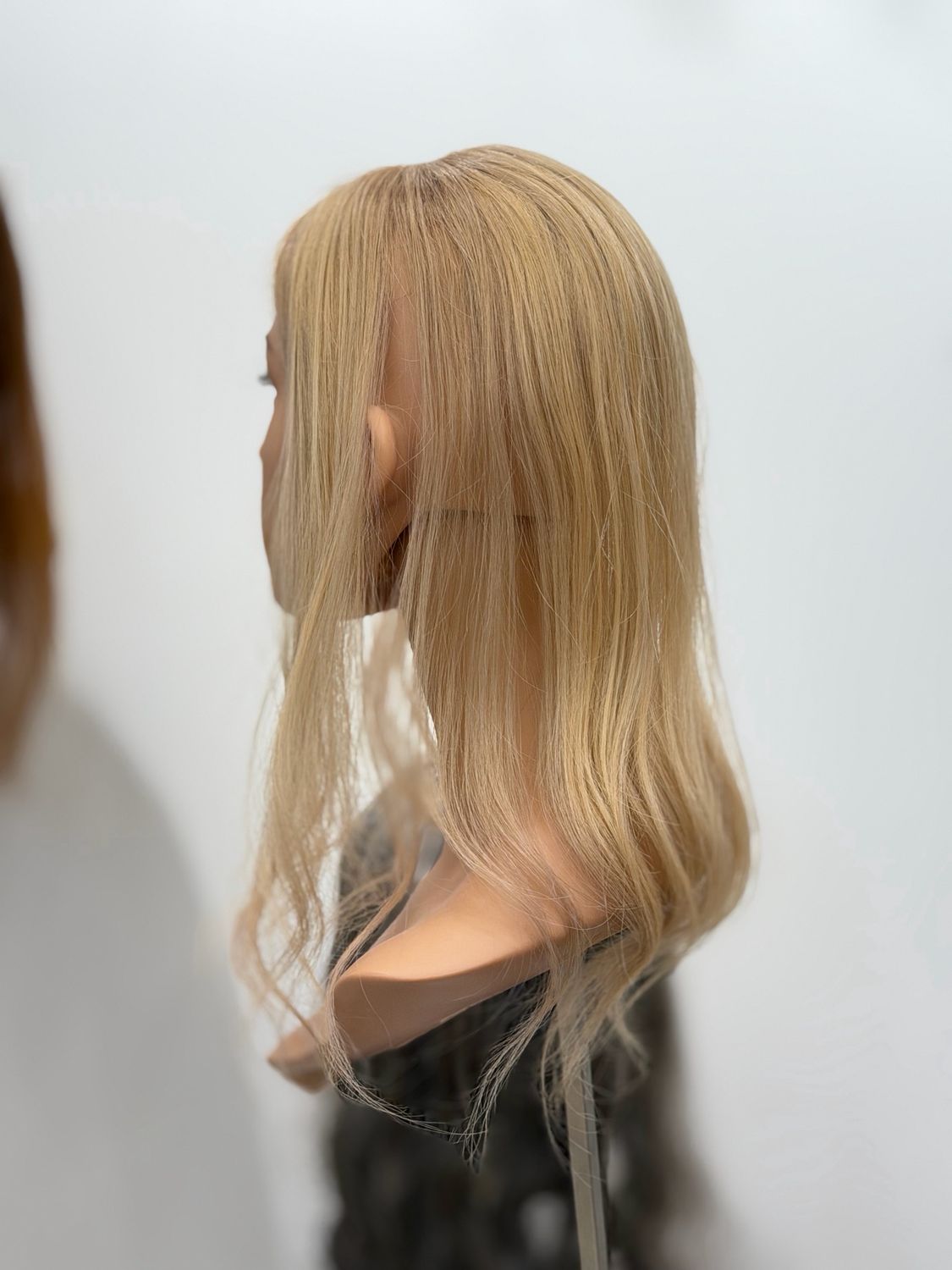 טופר שיער טבעי פרימיום מונולייס ,שיער חלק| טבעי | בלונד עם שורש טבעי | אורך 42 ס״מ  #18