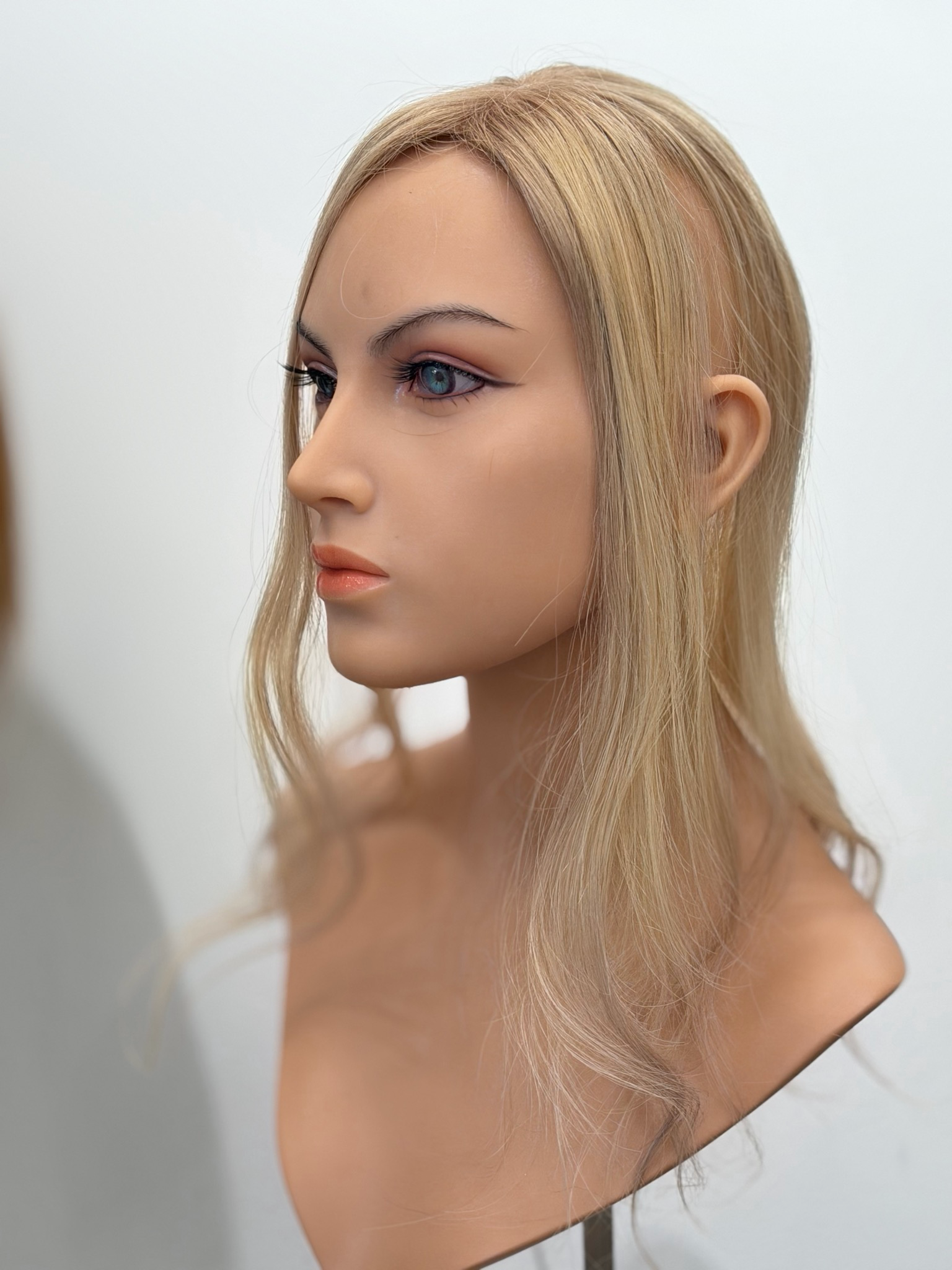 טופר שיער טבעי פרימיום מונולייס ,שיער חלק| טבעי | בלונד עם שורש טבעי | אורך 42 ס״מ  #18