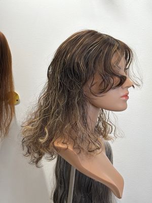Perruque en cheveux naturels (bouclée, avec frange) sur une tête de mannequin – #3660
