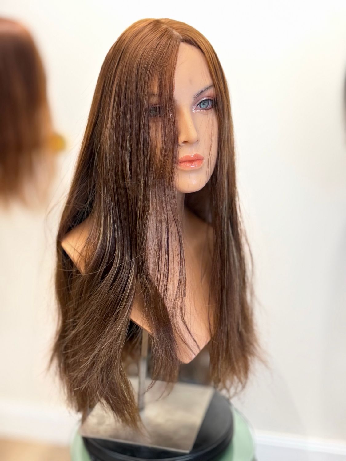 ‏פאה ארוכה Skin מחודשת יד שניה צבע ג׳ינג׳י חום בהיר עם גוונים עדינים בלי פוני #3659 