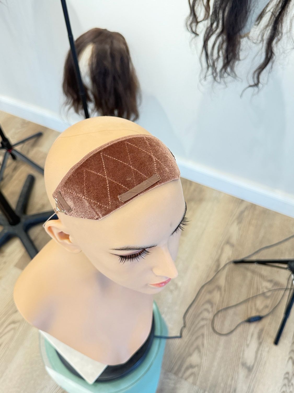 סרט קטיפה לפאה נגד החלקה – תמיכה ליחידת שיער/טופר עם גומייה שקופה