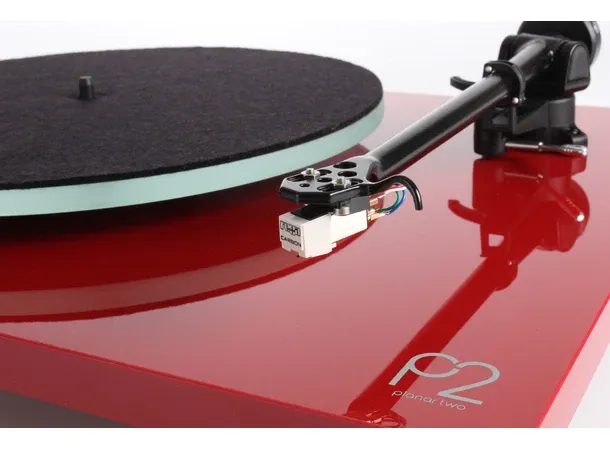 Rega Planar 2 – Premium platespiller med Rega Carbon MM-pickup