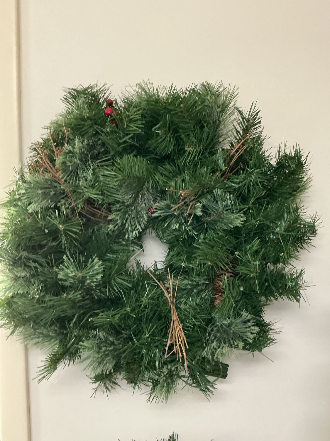 24" pre-lit Pine Christmas Wreath - multicolor lights